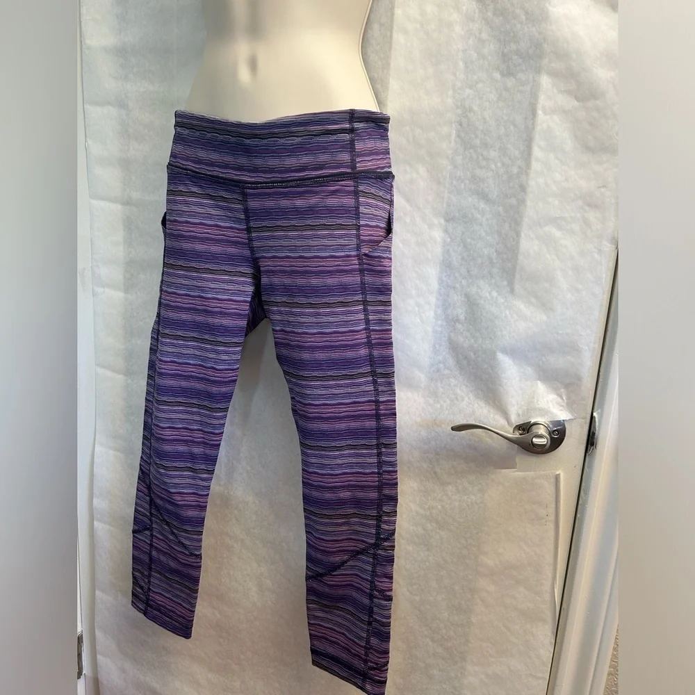 Lululemon striped purple legging w/back zip pocket & 2‎ side pockets Sz-6. Z19